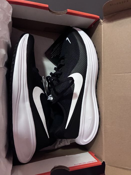 ЧИСТО НОВИ nike revolution 8 42