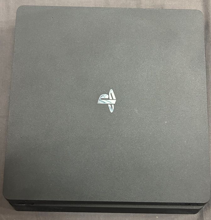 Продавам PlayStation 4 в отлично техническо състояние. Оригинален джойстик в камуфлажен дизайн. В комплекта има 34 PS4 игри