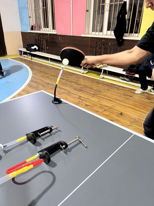 Учебный робот тренажер для настольного тенниса