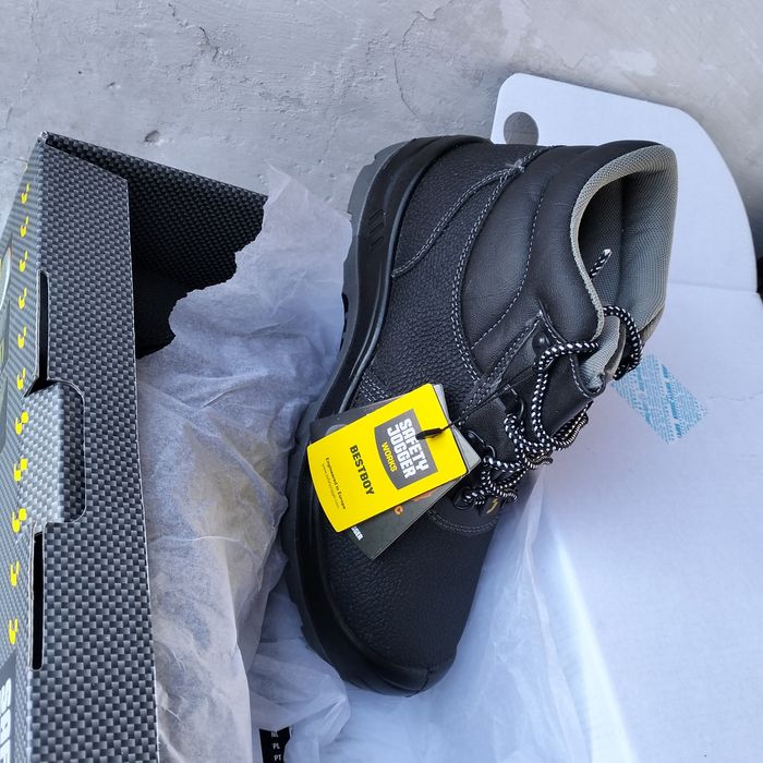 Продам монтажную спец обувь