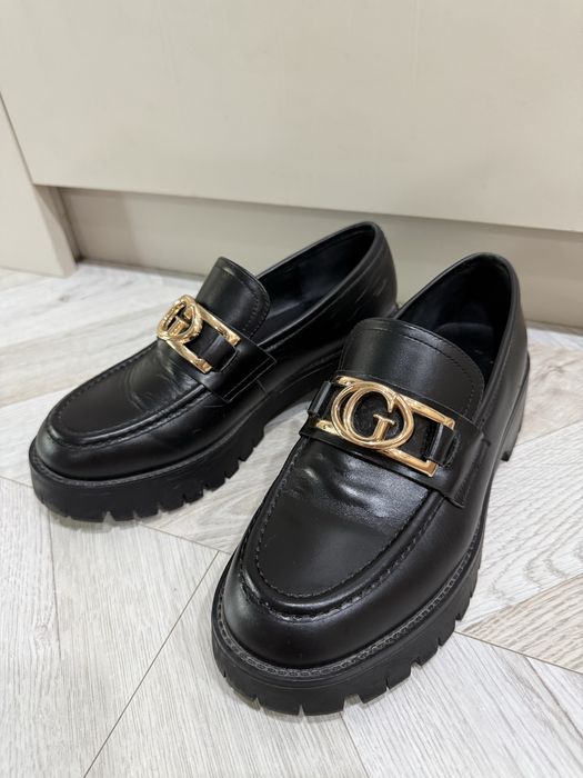 Обувки Guess - Лоуфъри с дебела подметка