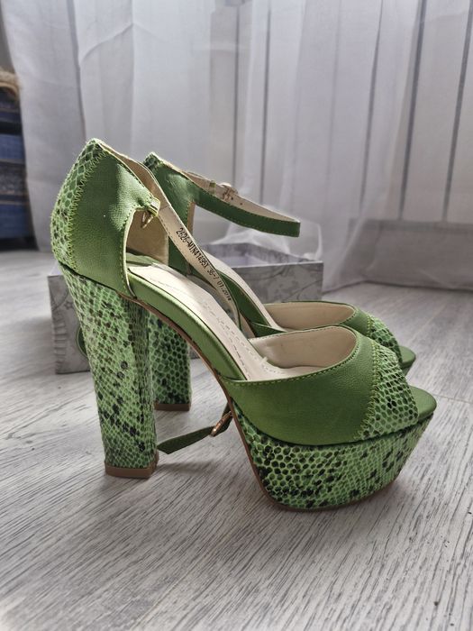 Босоножки из экоматериала 36 размер