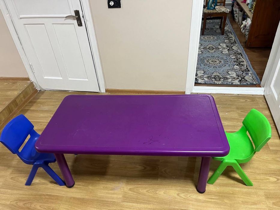 Продается детский стол со стульчиками