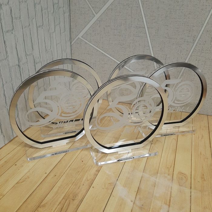 Статуэтка из стекла и акрила