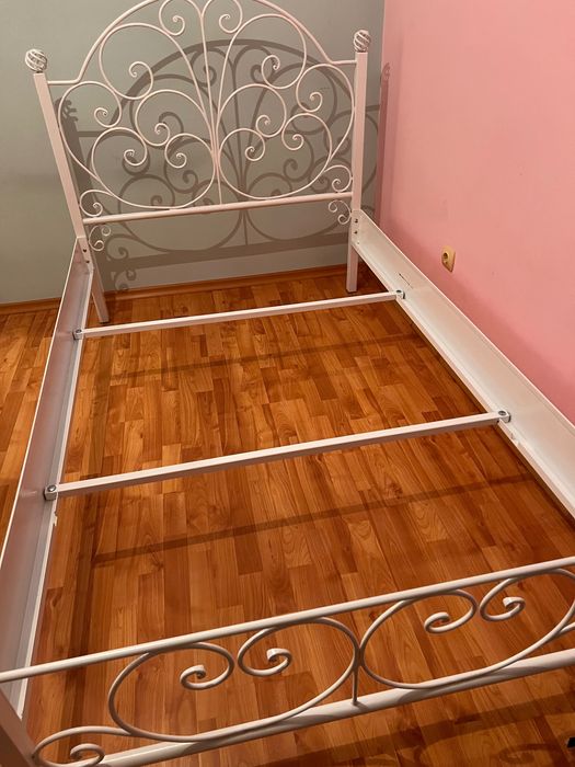 Легло метално бяло