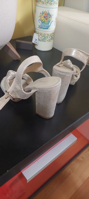 Sandale aurii elegante