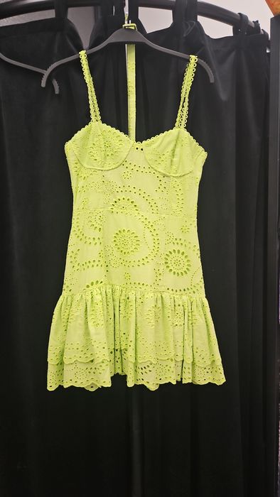 Разпродажба на модерни дамски дрехи от затворил бутик