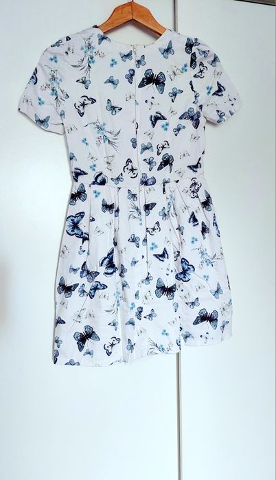 Къса бяла рокля с десен на пеперуди