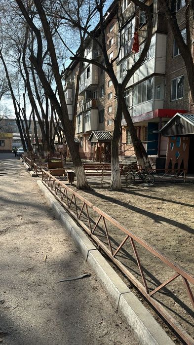 2 комнатная в 7 мкрн 1 этаж