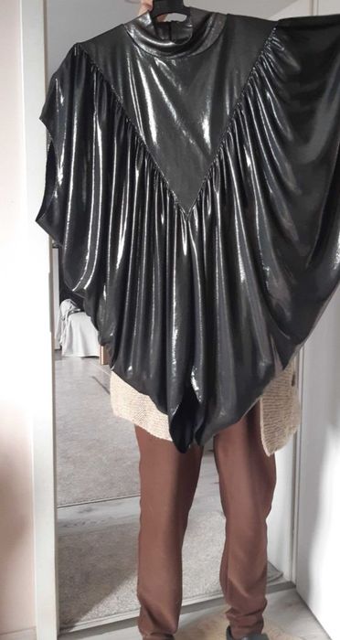 Чисто нова лъскава блуза тип прилеп