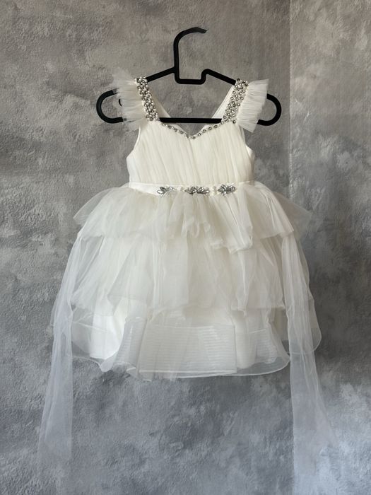 Продам платье на девочку 3-4 лет