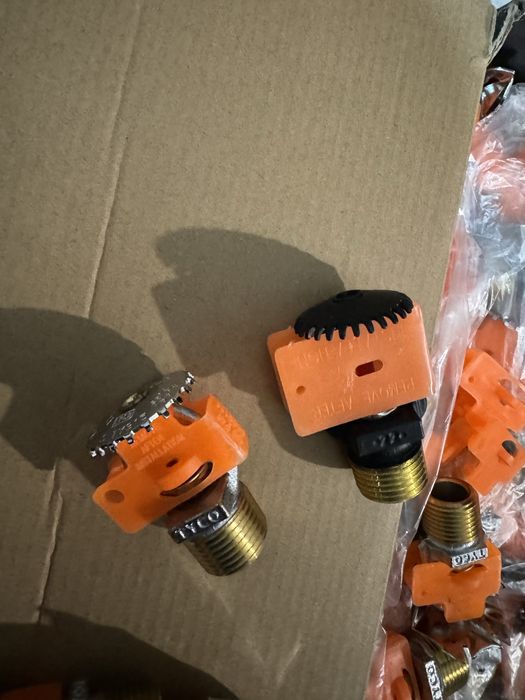 Sprinklere diferite modele. TYCO De colț sau normale, noi.