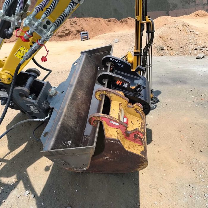 Продавам CAT 302 CR, про. 2022 г., на 29 м/ч