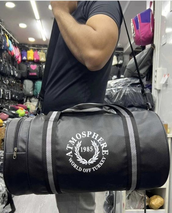 Мъжки кожен сак за пътуване или фитнес в модерен кръгъл дизайн