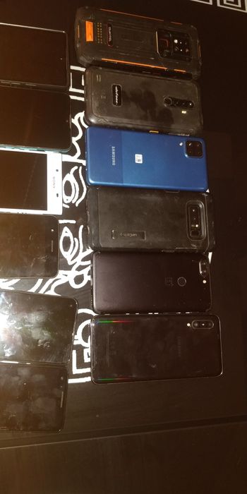 Ceasuri Garmin Smart și telefonane in stare de funcționare.