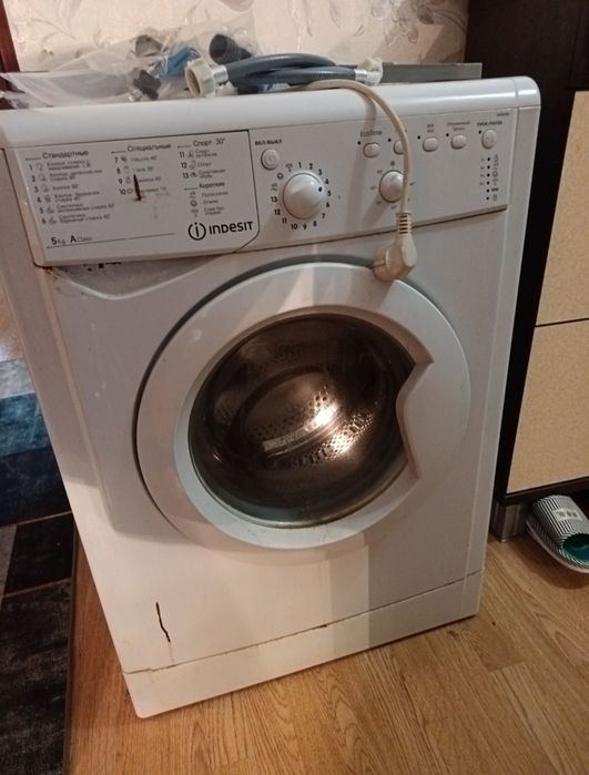 Стиральная машина Indesit 5 кг (на запчасти или под ремонт)