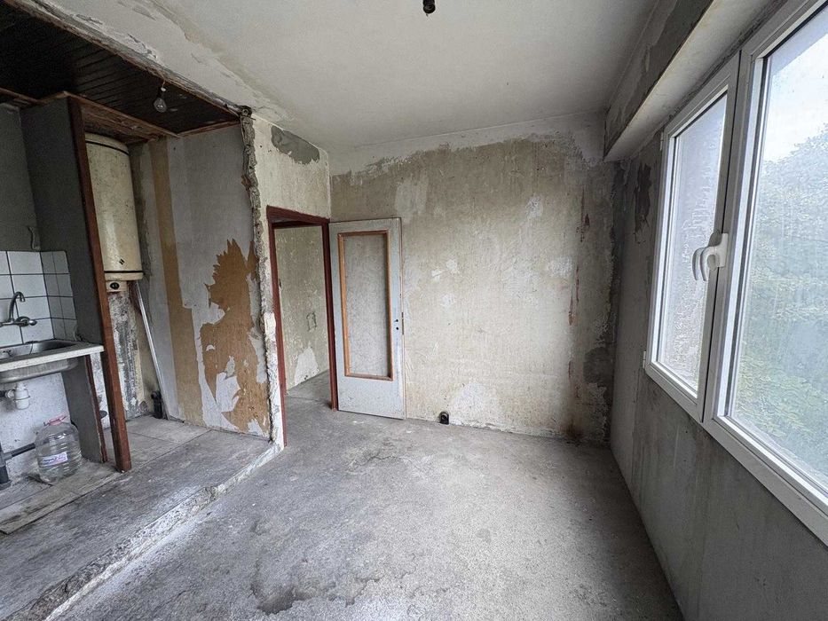 Продавам тристаен апартамент на комуникативно място