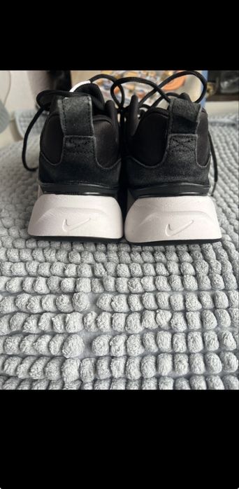 Adidasi nike.