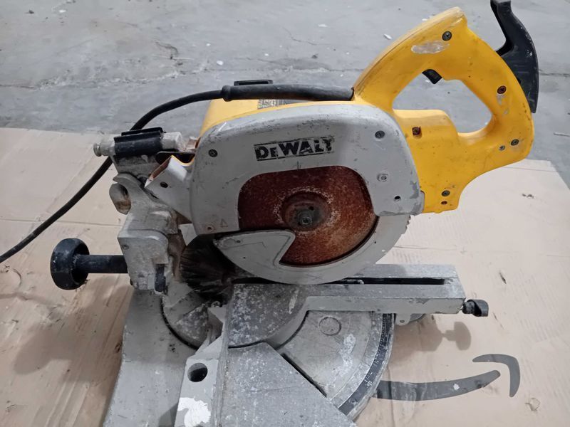 Циркуляр пендула - Dewalt 110 V / 1200 W