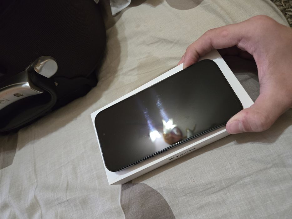 Vand iphone 15 negru