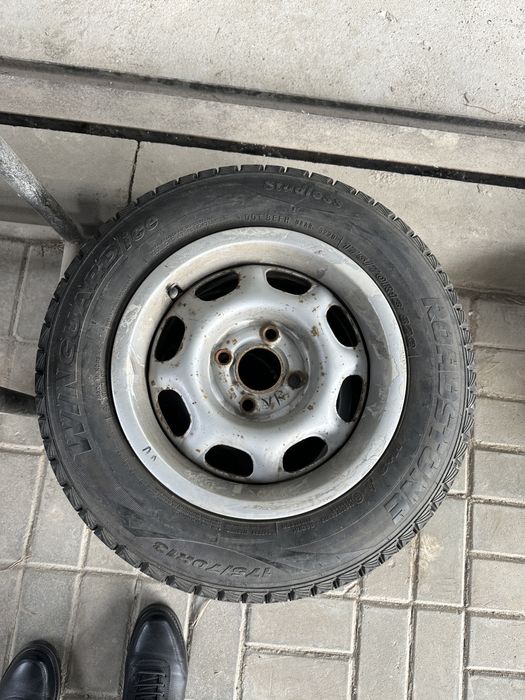 Продам зимнюю резину.