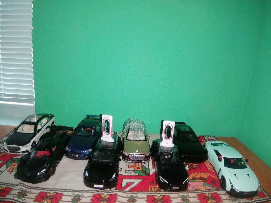 Метални колички с отварящи се врати,работещи фарове и звук от двигател