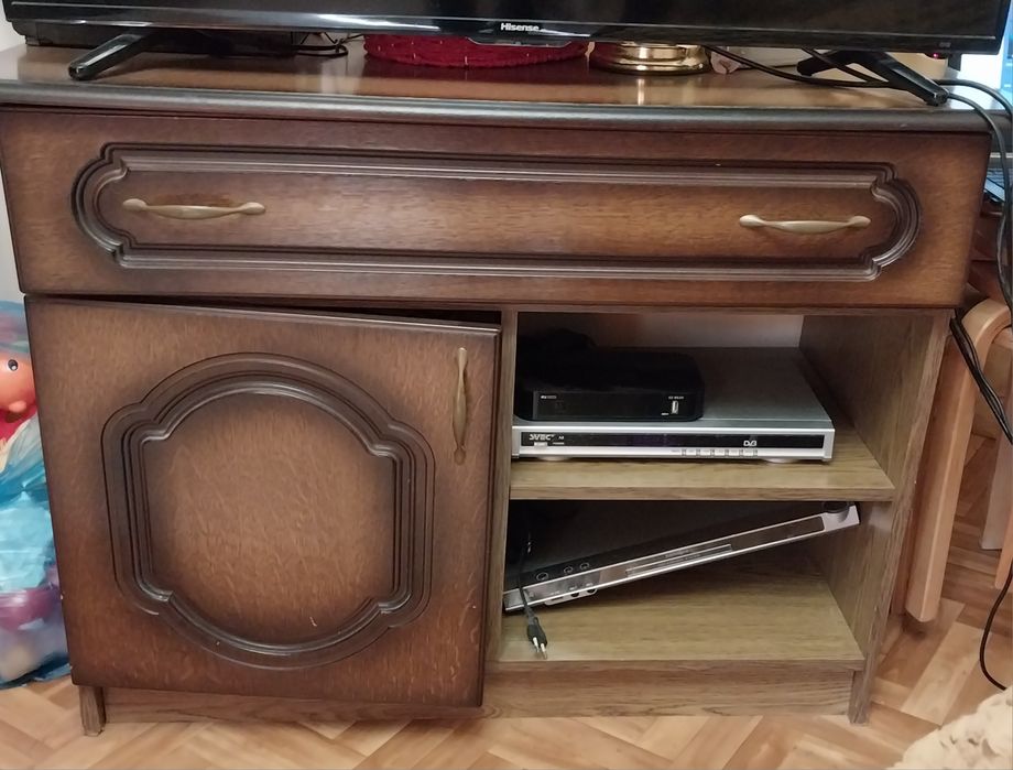 Продам горку стенку с тумбочкой для телевизора.