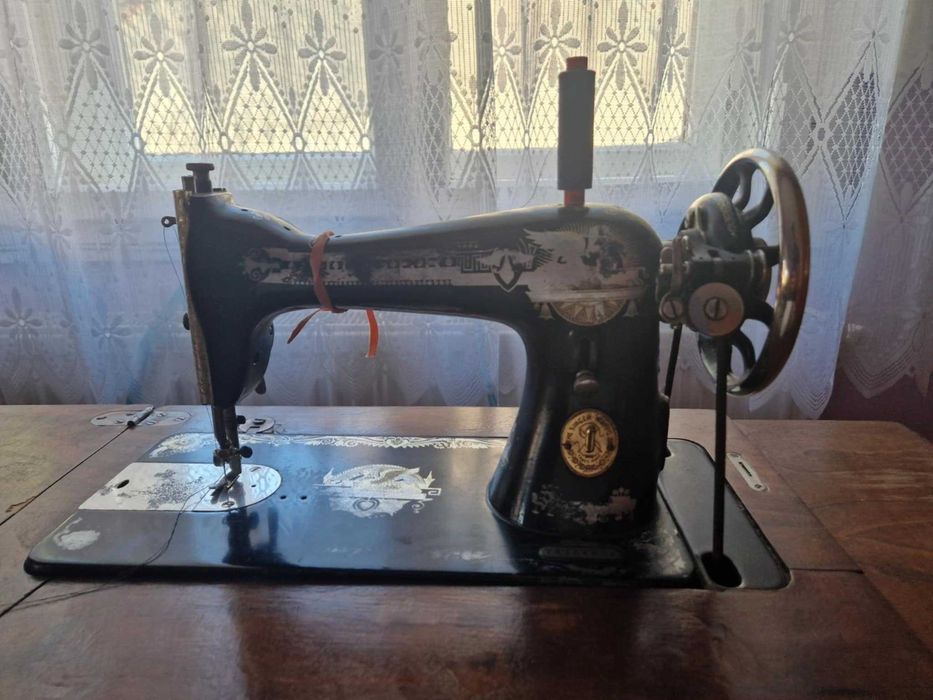 Mașină de cusut vintage Singer cu masă din lemn – anul 1929
