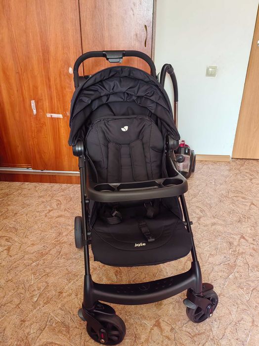 Детская коляска фирмы joie