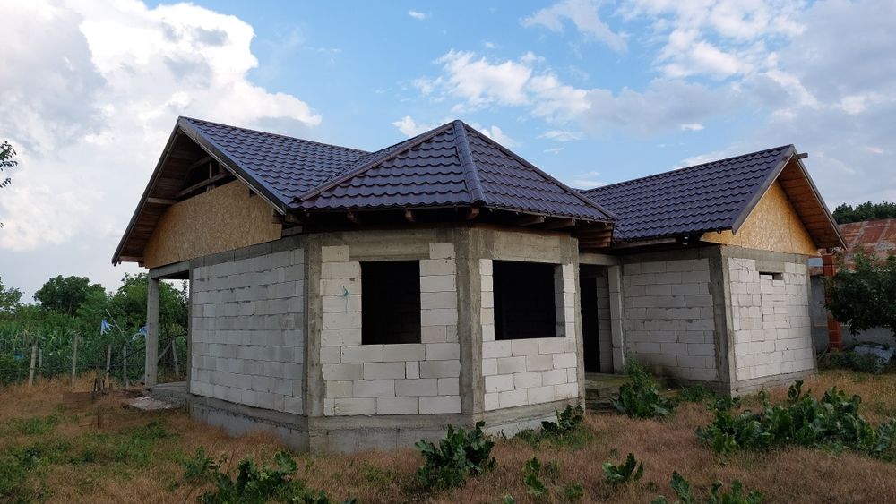 Vând casă la roșu în Mirceștii Noi