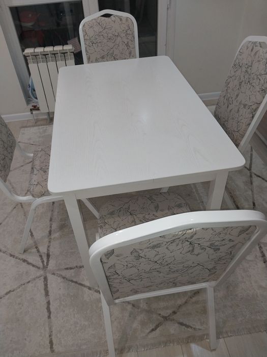 Куханный стол и стулья