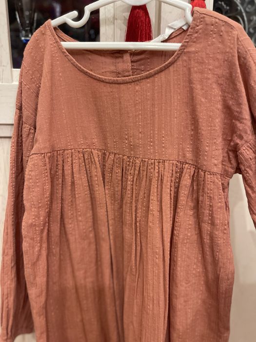 Платья в отличном состоянии . Одеты по одному или 2 раза