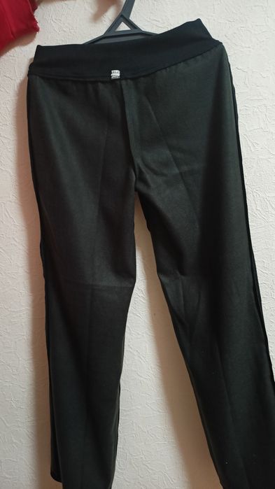 Новые, чёрные брюки, утеплённые.