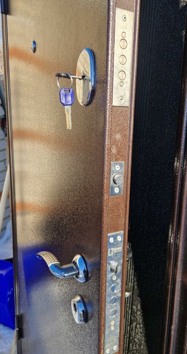 Продам входную дверь