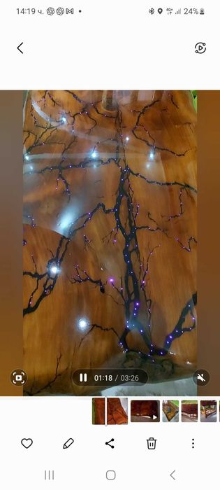 Холна маса от масивно дърво с лед ефекти и крака от бамбук.