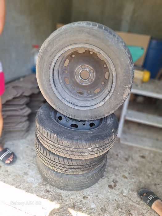 Vând cauciucuri cu tot cu jante