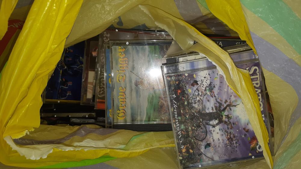 Музыкальный центр и CD диски