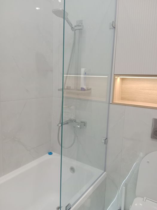 Продам стекло в ванную