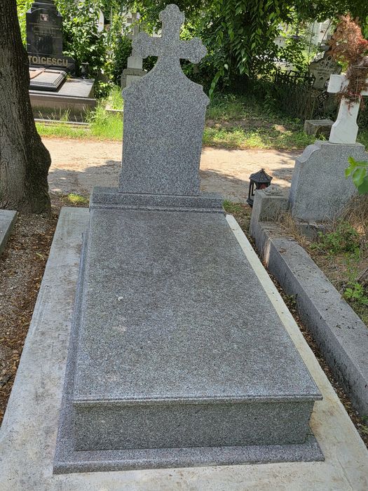Vând loc de veci Cimitirul Bellu