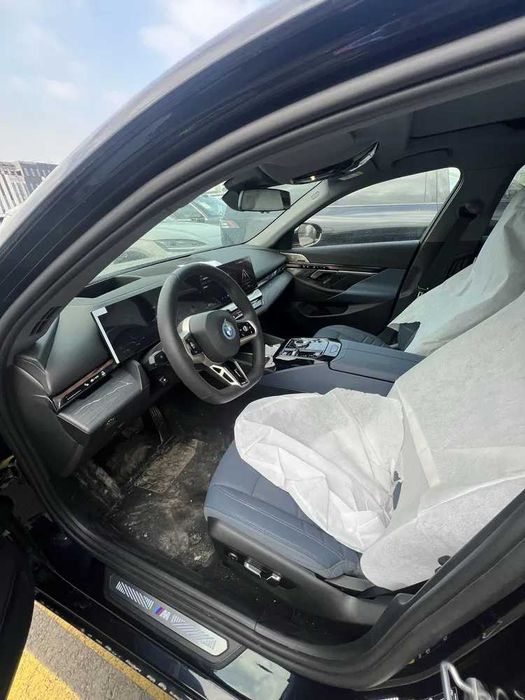 BMW i5 50L, naqd va halol nasiya