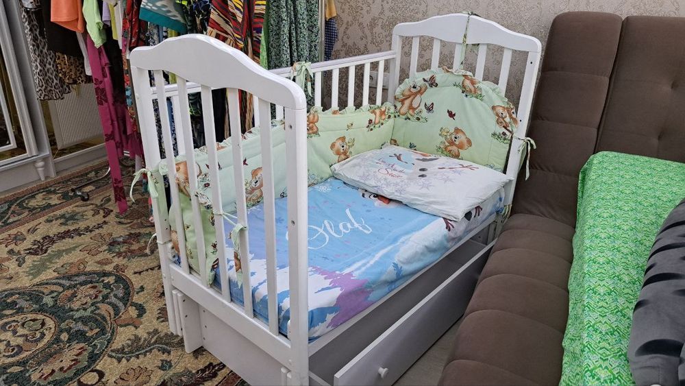 Детская кроватка маятник с ящиками. Комплект фул.