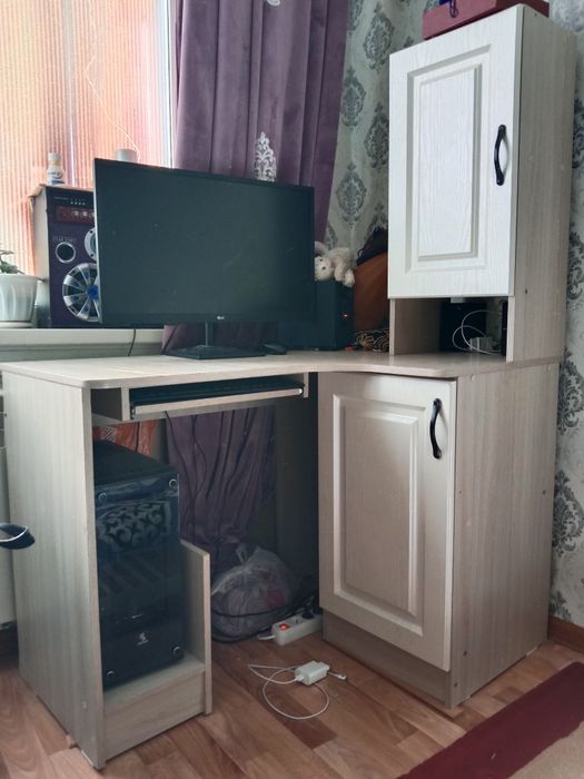Продаётся компьютерный стол.