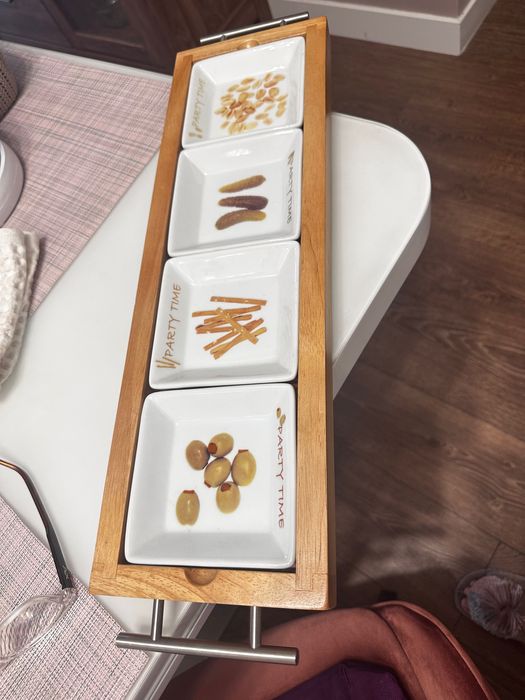 Набор тарелочек из фарф  в деревянной подставке для сервировки новое