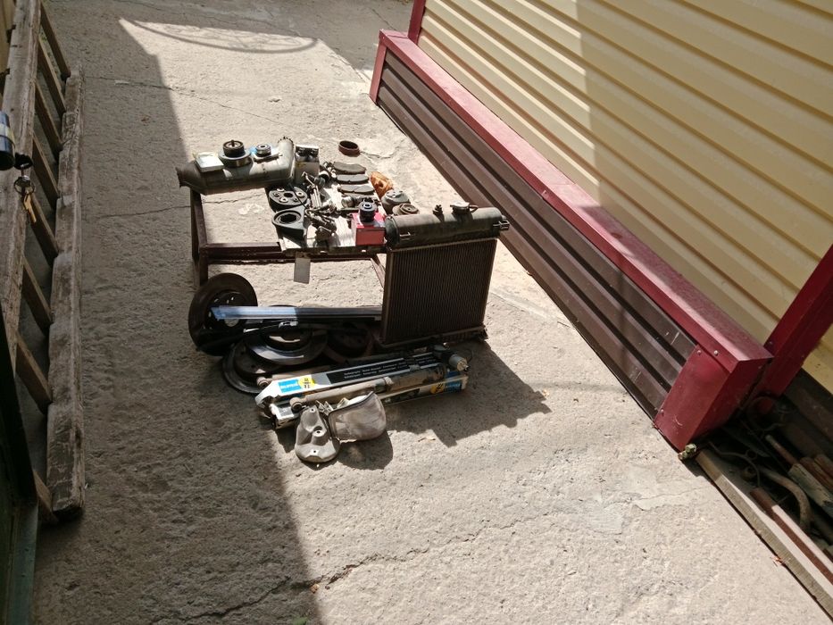 Продам запчасти на мерс 180