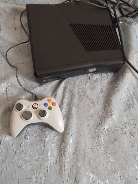 Vând Xbox 360 slim