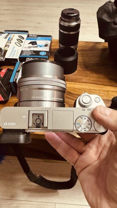Aparat foto Mirrorless Sony Alpha A6000 YB, 24.3MP, Argintiu + Obiectiv 16-50mm + Obiectiv SEL 55-210mm + Kit foto
