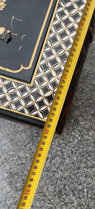 Măsuță veche din lemn cu ornamente din Jad