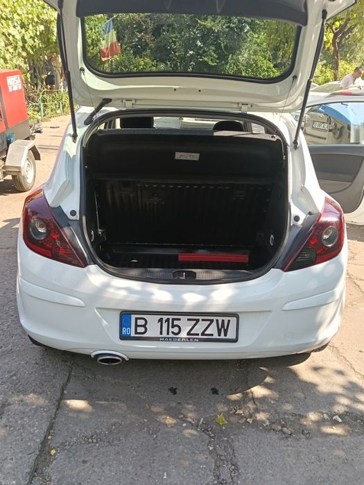 Opel CORSA D an 2010 Luna 11