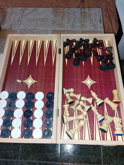 Шах-табла48/48 с дървени фигури и  пулове