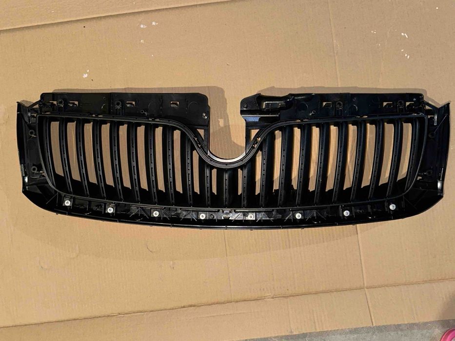 Решетка преден капак skoda superb